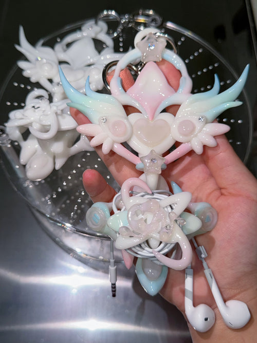 EARPHONE HOLDER 𝙀𝘼𝙍𝙏𝙃 𝘾𝙊𝙉𝙉𝙀𝘾𝙏𝙄𝙊𝙉 𝙒𝘼𝙉𝘿 - JELLY PINK ⌒(ゝ。∂) ᯓ★