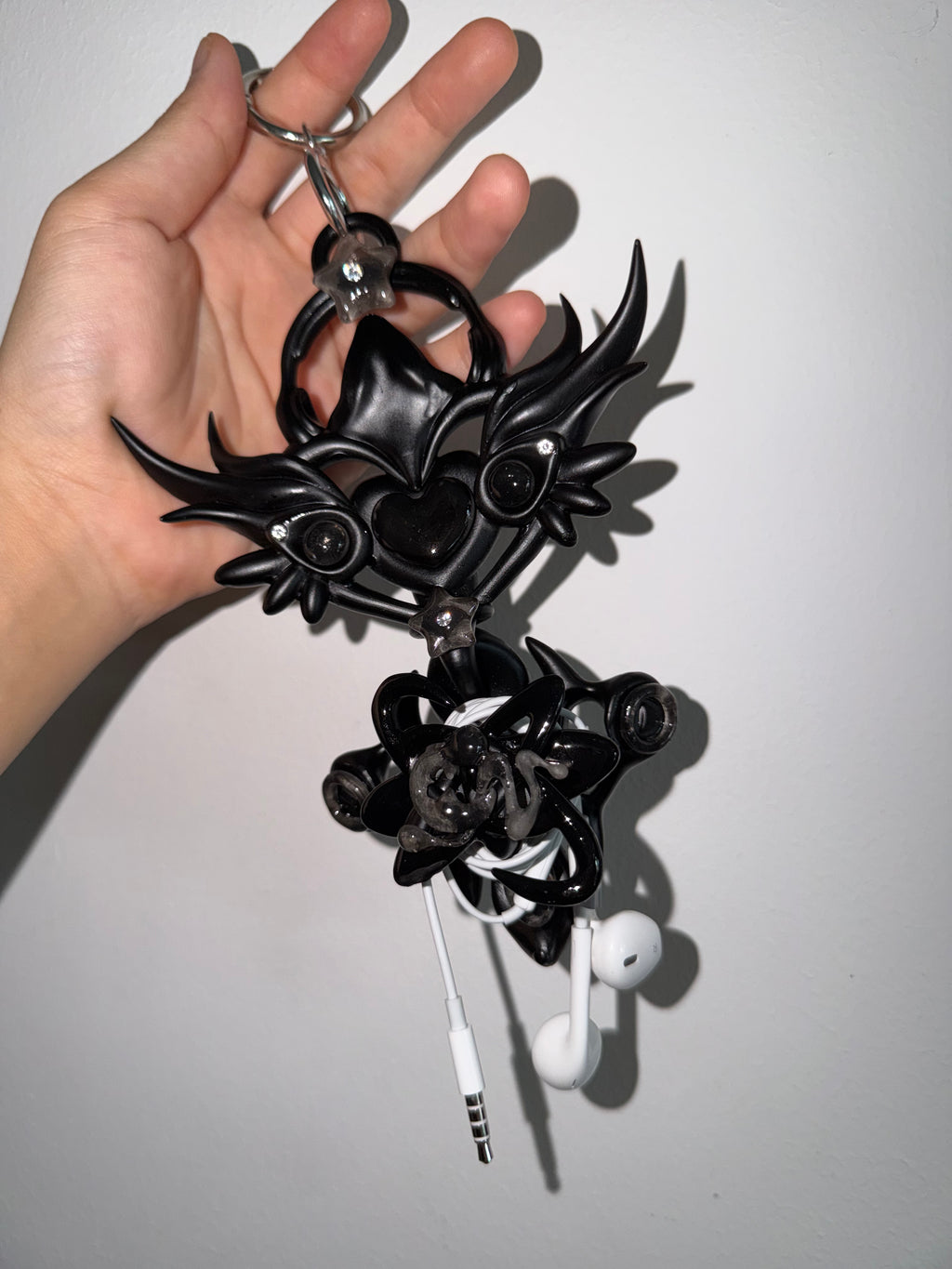 EARPHONE HOLDER 𝙀𝘼𝙍𝙏𝙃 𝘾𝙊𝙉𝙉𝙀𝘾𝙏𝙄𝙊𝙉 𝙒𝘼𝙉𝘿 - JET BLACK WITH JELLY BLACK DETAILS! 🖤 ⌒(ゝ。∂) ᯓ★⊃━☆ﾟ.*･｡