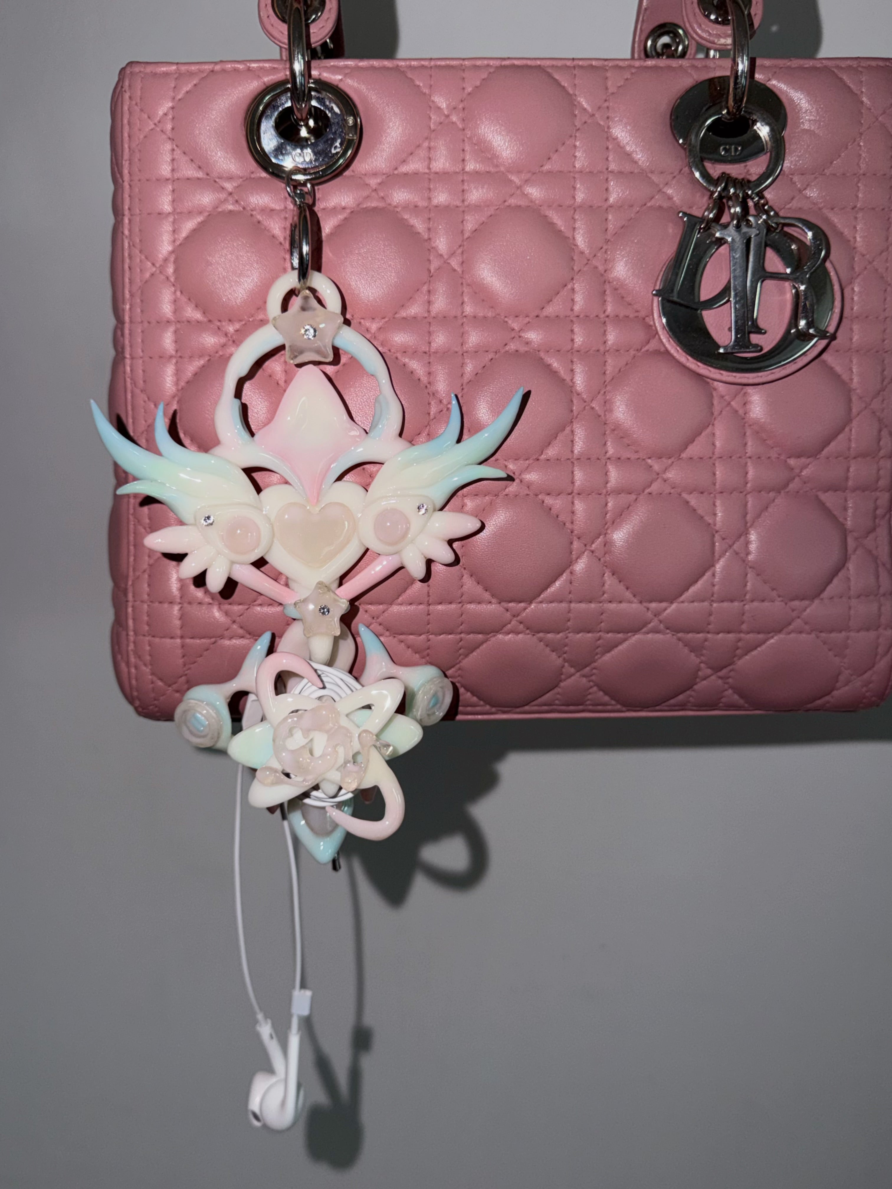 EARPHONE HOLDER 𝙀𝘼𝙍𝙏𝙃 𝘾𝙊𝙉𝙉𝙀𝘾𝙏𝙄𝙊𝙉 𝙒𝘼𝙉𝘿 - JELLY PINK ⌒(ゝ。∂) ᯓ★