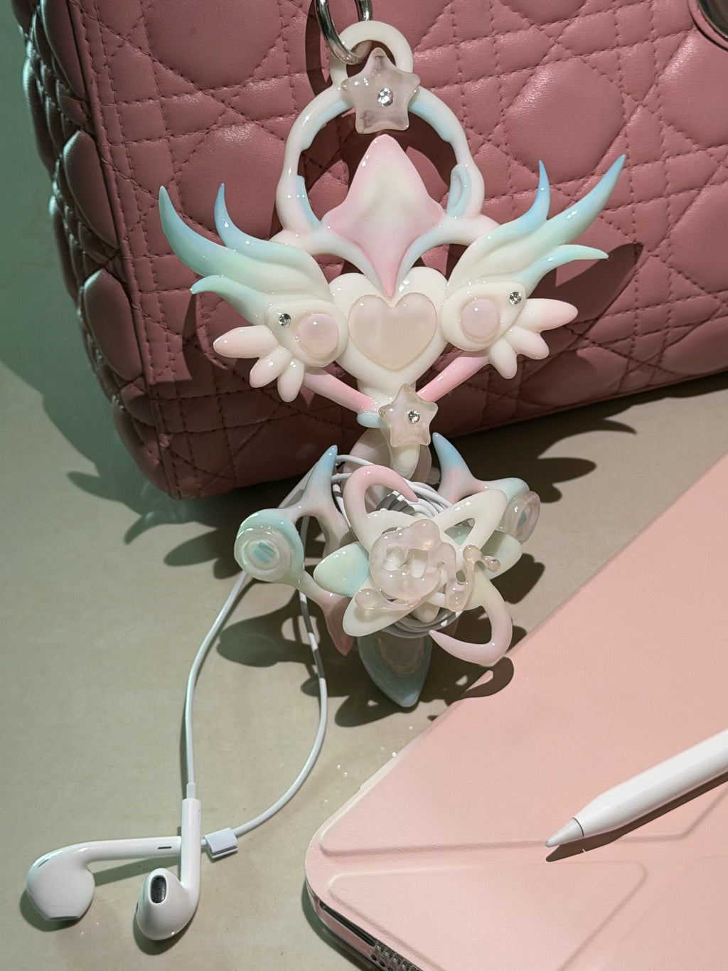 EARPHONE HOLDER 𝙀𝘼𝙍𝙏𝙃 𝘾𝙊𝙉𝙉𝙀𝘾𝙏𝙄𝙊𝙉 𝙒𝘼𝙉𝘿 - JELLY PINK ⌒(ゝ。∂) ᯓ★