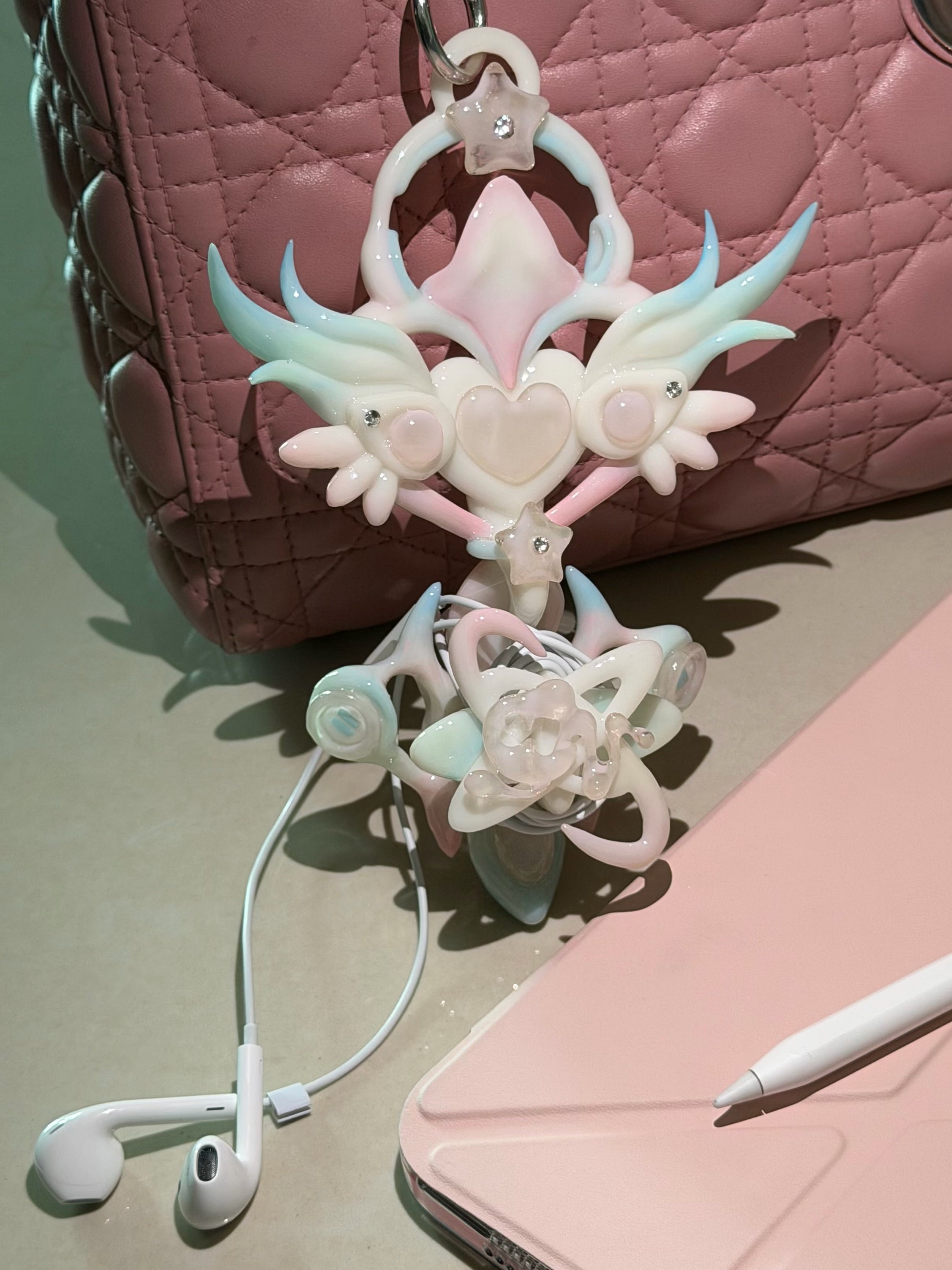 EARPHONE HOLDER 𝙀𝘼𝙍𝙏𝙃 𝘾𝙊𝙉𝙉𝙀𝘾𝙏𝙄𝙊𝙉 𝙒𝘼𝙉𝘿 - JELLY PINK ⌒(ゝ。∂) ᯓ★