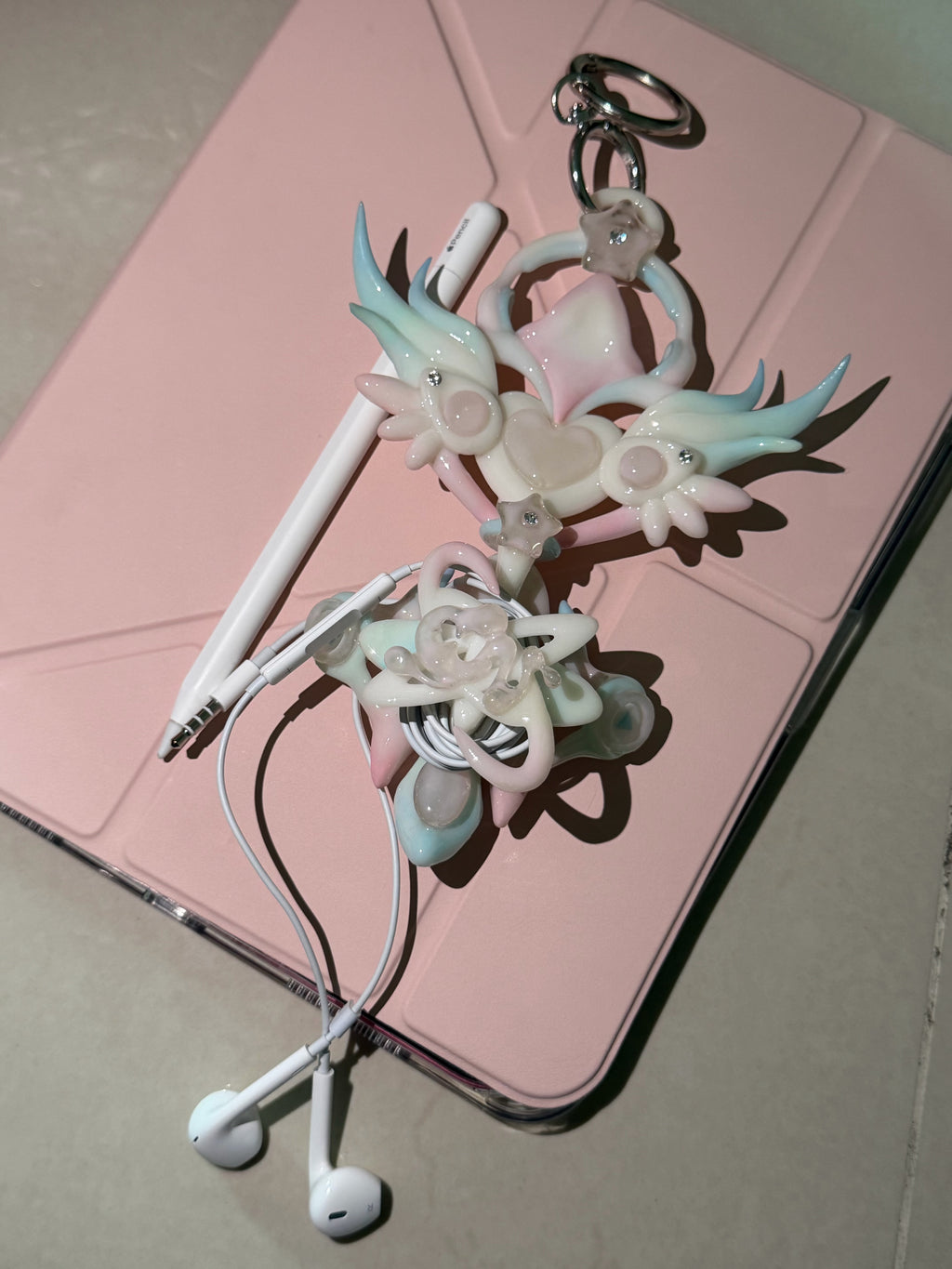 EARPHONE HOLDER 𝙀𝘼𝙍𝙏𝙃 𝘾𝙊𝙉𝙉𝙀𝘾𝙏𝙄𝙊𝙉 𝙒𝘼𝙉𝘿 - JELLY PINK ⌒(ゝ。∂) ᯓ★