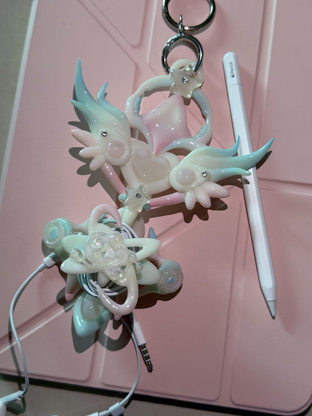EARPHONE HOLDER 𝙀𝘼𝙍𝙏𝙃 𝘾𝙊𝙉𝙉𝙀𝘾𝙏𝙄𝙊𝙉 𝙒𝘼𝙉𝘿 - JELLY PINK ⌒(ゝ。∂) ᯓ★
