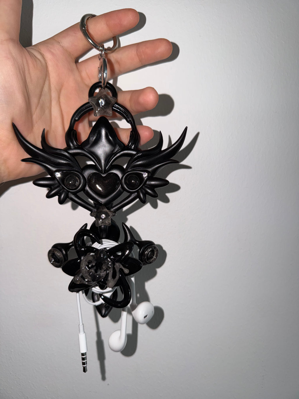 EARPHONE HOLDER 𝙀𝘼𝙍𝙏𝙃 𝘾𝙊𝙉𝙉𝙀𝘾𝙏𝙄𝙊𝙉 𝙒𝘼𝙉𝘿 - JET BLACK WITH JELLY BLACK DETAILS! 🖤 ⌒(ゝ。∂) ᯓ★⊃━☆ﾟ.*･｡