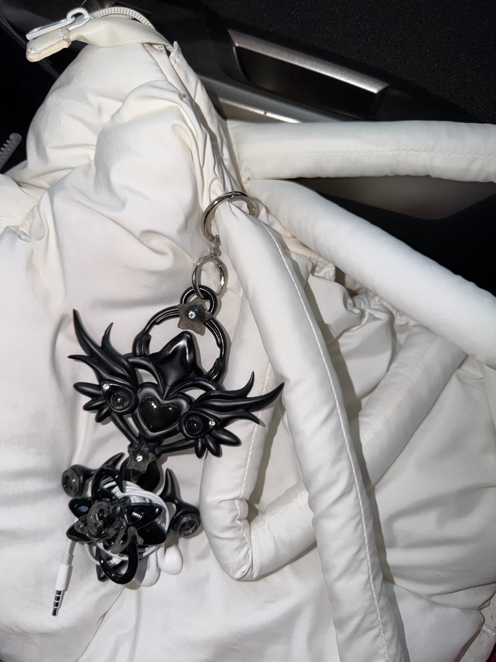 EARPHONE HOLDER 𝙀𝘼𝙍𝙏𝙃 𝘾𝙊𝙉𝙉𝙀𝘾𝙏𝙄𝙊𝙉 𝙒𝘼𝙉𝘿 - JET BLACK WITH JELLY BLACK DETAILS! 🖤 ⌒(ゝ。∂) ᯓ★⊃━☆ﾟ.*･｡