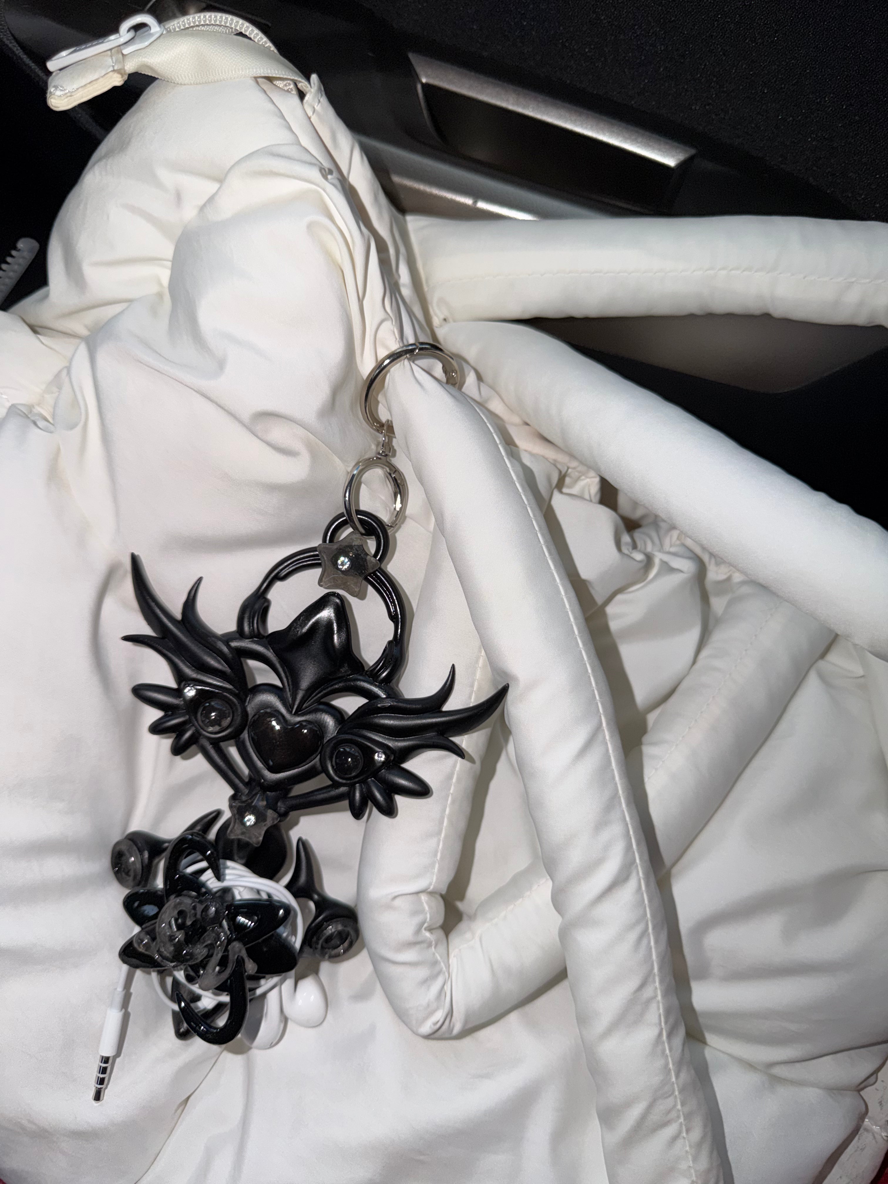 EARPHONE HOLDER 𝙀𝘼𝙍𝙏𝙃 𝘾𝙊𝙉𝙉𝙀𝘾𝙏𝙄𝙊𝙉 𝙒𝘼𝙉𝘿 - JET BLACK WITH JELLY BLACK DETAILS! 🖤 ⌒(ゝ。∂) ᯓ★⊃━☆ﾟ.*･｡
