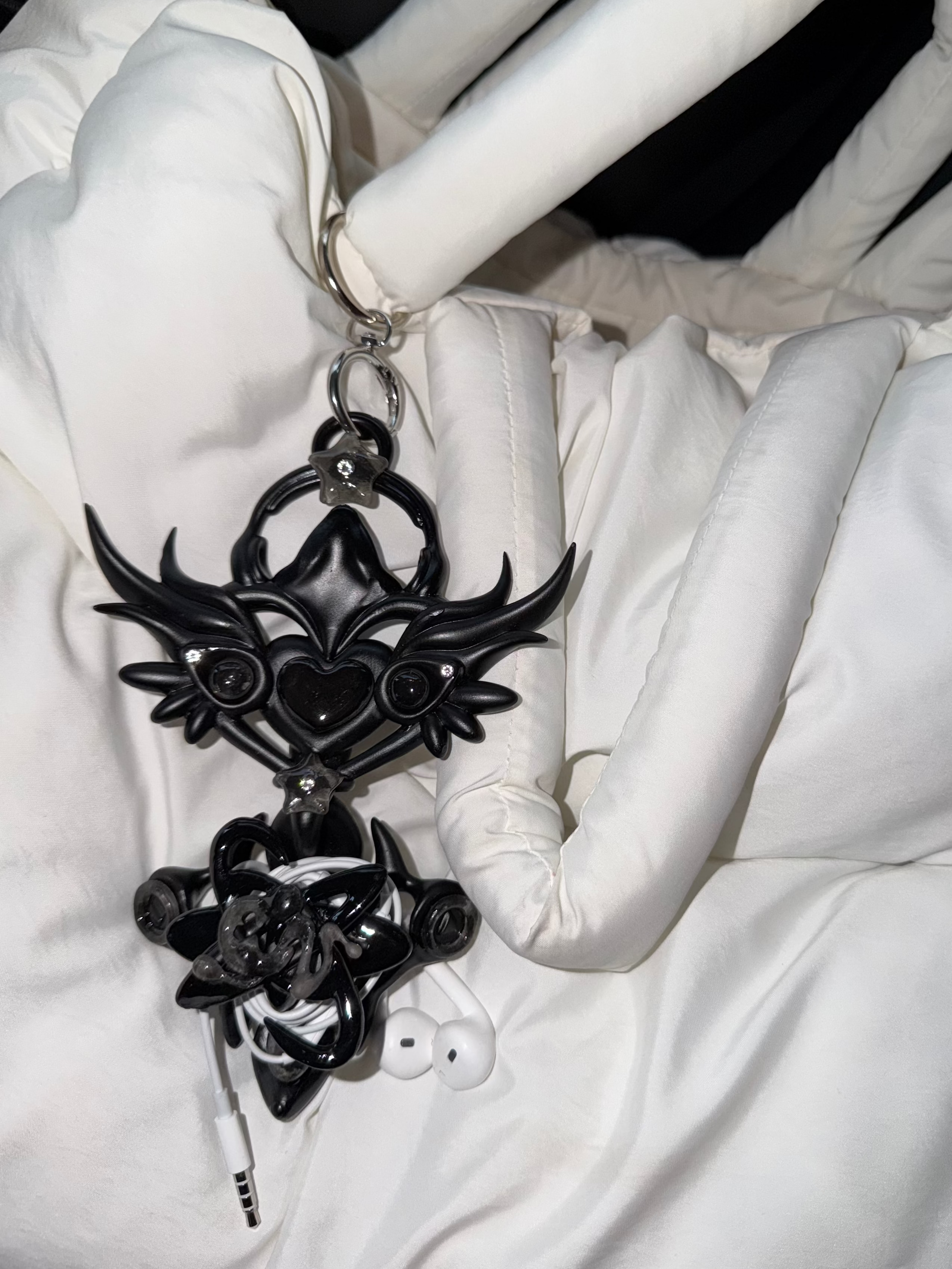 EARPHONE HOLDER 𝙀𝘼𝙍𝙏𝙃 𝘾𝙊𝙉𝙉𝙀𝘾𝙏𝙄𝙊𝙉 𝙒𝘼𝙉𝘿 - JET BLACK WITH JELLY BLACK DETAILS! 🖤 ⌒(ゝ。∂) ᯓ★⊃━☆ﾟ.*･｡